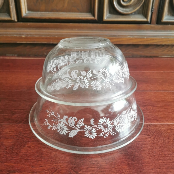 Vintage Pyrex Colonial Mist White Lace Set of 2 Bowls - Picture 1 of 3